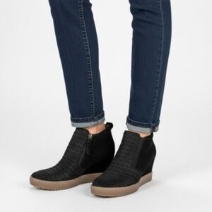 Sofft Slayton Black Suede wedge Textured Leather Lug Sole Ankle Boot Bootie 7.5